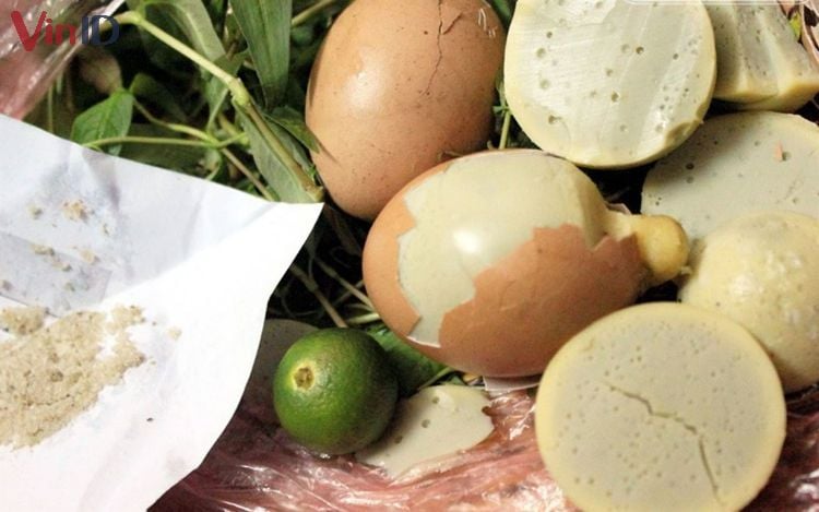 Món trứng gà nướng loại Sapa ăn lạnh lẽo kèm cặp với muối bột chi tiêu chanh đượm vị thơm và ngon. 