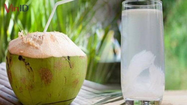 Nước dừa bao nhiêu calo? Hé lộ lượng calo trong nước dừa & lưu ý cần biết khi uống
