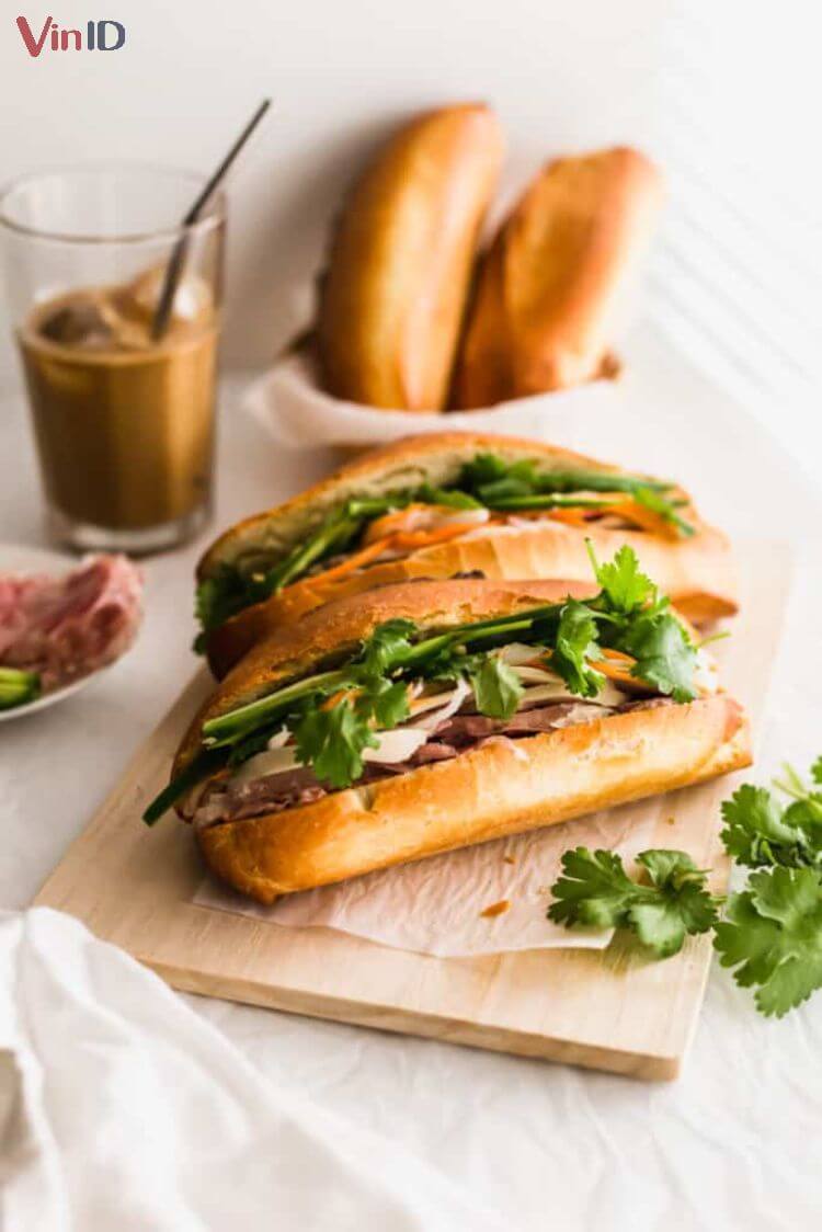 Thưởng thức cà phê cùng bánh mì Việt Nam