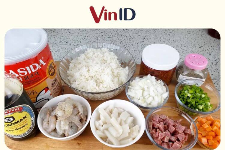 Sốt XO và hải sản là nguyên liệu không thể thiếu của món ăn này