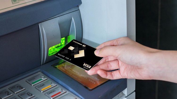 Rút tiền từ cây ATM Techcombank