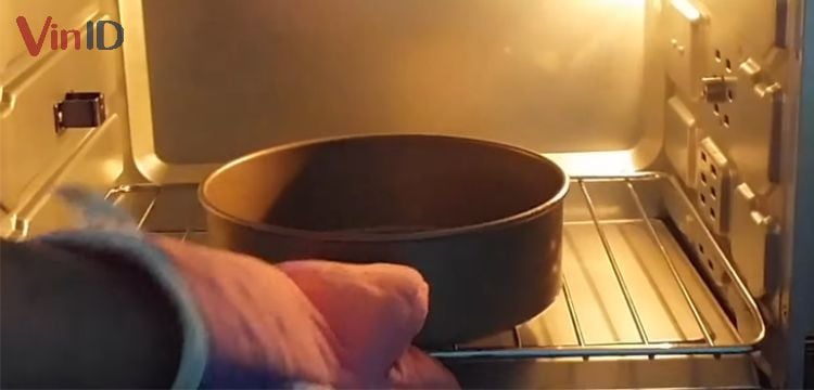 Cho khuôn bánh vào lò để làm nóng 