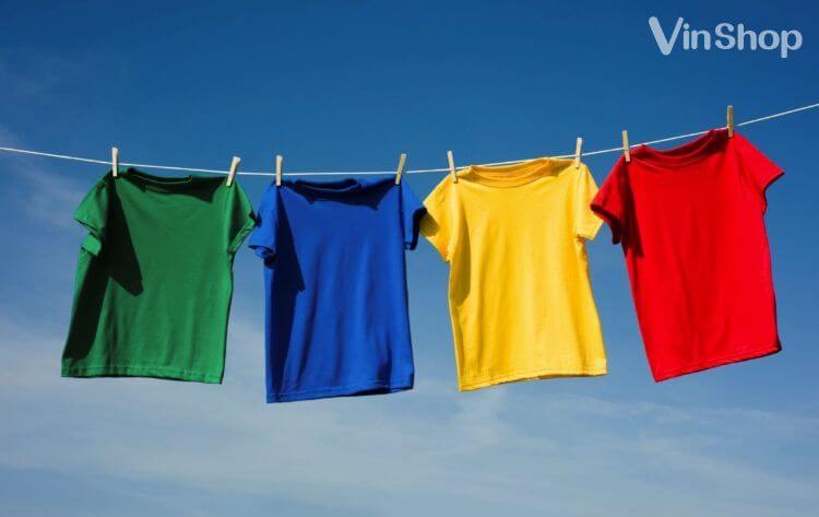 Nên phơi quần áo ngay sau khi giặt xong, tránh ủ chúng trong máy giặt vì sẽ tạo điều kiện cho vi khuẩn sinh sôi