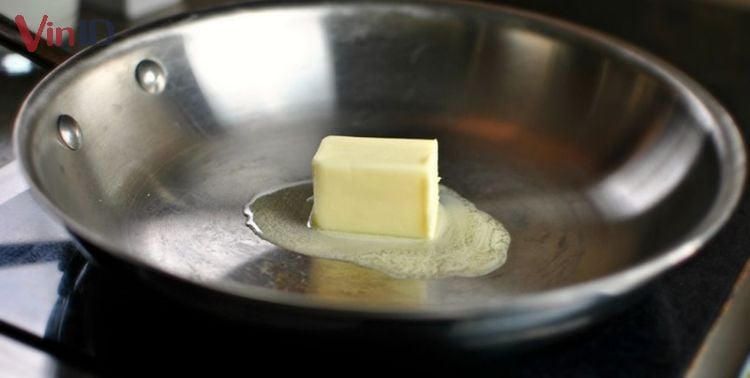 Chiên bơ trên lửa vừa, đợi bơ tan hết trước khi cho trứng vào