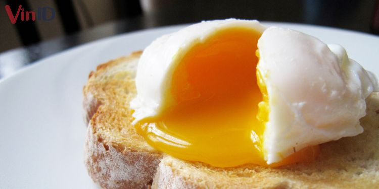 Trứng gà chần có thể kết hợp với nhiều món ăn khác nhau