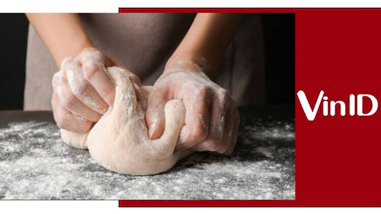 Để vỏ bánh có độ dai mềm hãy dùng tay để nhào bột