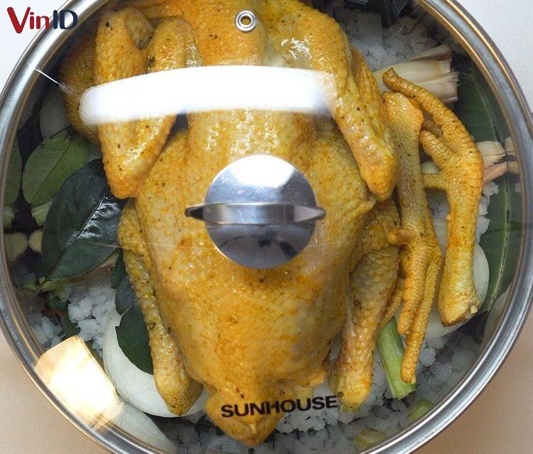 Dùng lửa nhỏ ủ gà để gà chín đều từ trong ra, không bị rách da
