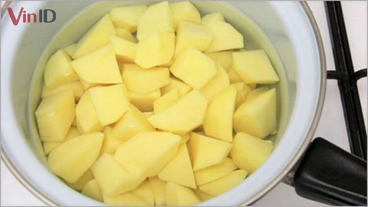 Có thể cắt nhỏ khoai tây để rút ngắn thời gian luộc khoai hơn