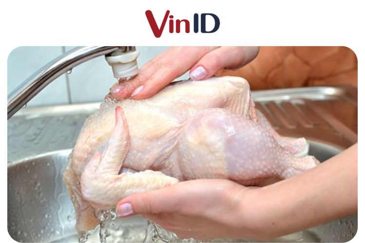 Sơ chế gà với muối, nước sạch giúp khử mùi và chất bẩn