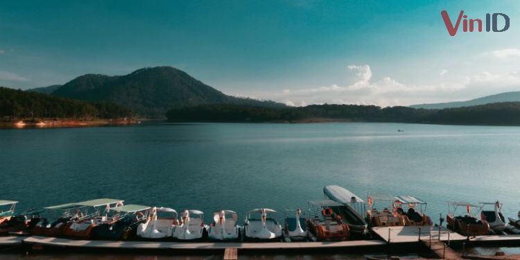 Du thuyền ở hồ Tuyền Lâm