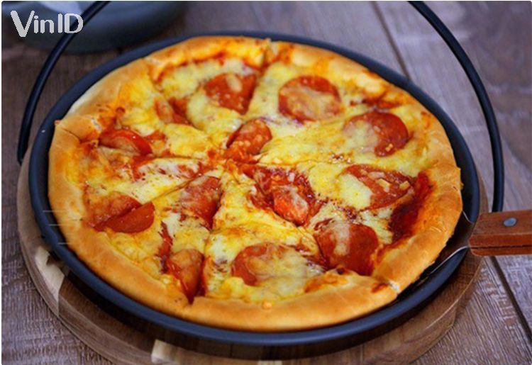 Pizza xúc xích vỏ dày nguyên bản