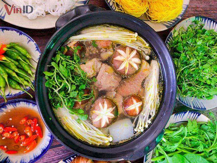 Lẩu gà nấu nấm thập cẩm