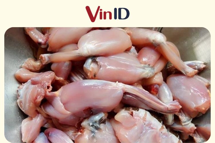 Thịt ếch cần sơ chế sạch sẽ để đảm bảo chất lượng khi nấu cháo