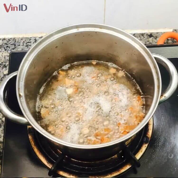 Chiên tóp mỡ cùng với dầu để cho vào chén hành