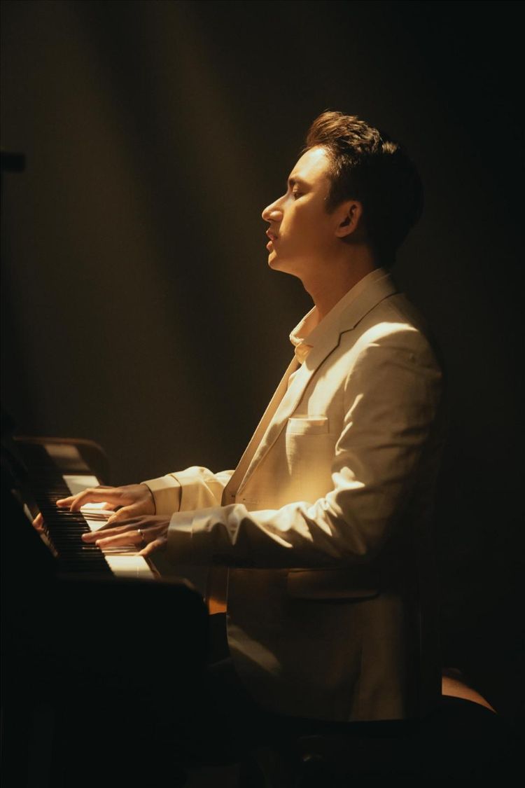 Phan Mạnh Quỳnh chơi piano