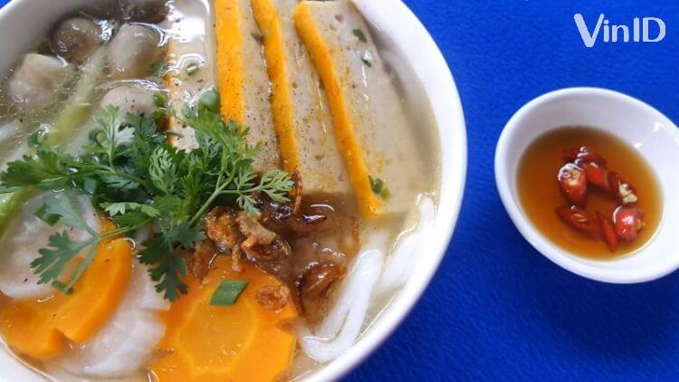 Bánh canh giò heo chả cá vừa ngon miệng vừa lạ miệng