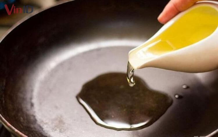 Khi bắt bếp bạn hãy trán qua chảo một ít dầu ăn để nóng đều chảo
