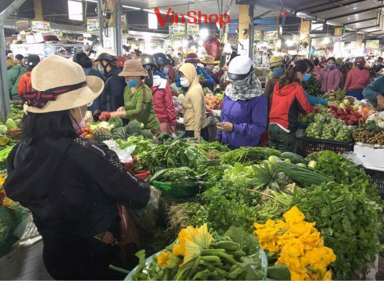 Các sạp bán rau củ quả tại chợ luôn đông khách