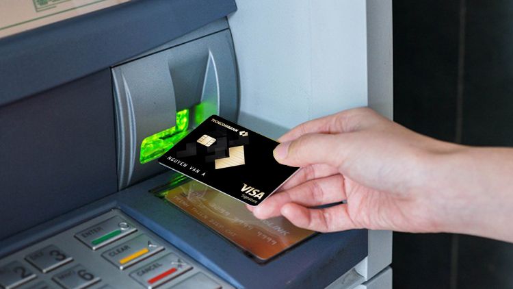 Rút chi phí thẻ tín dụng thanh toán Techcombank qua quýt máy ATM