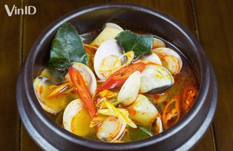 Nghêu hấp sả chua cay kiểu Thái với nước dùng đặc trưng, hương vị hấp dẫn