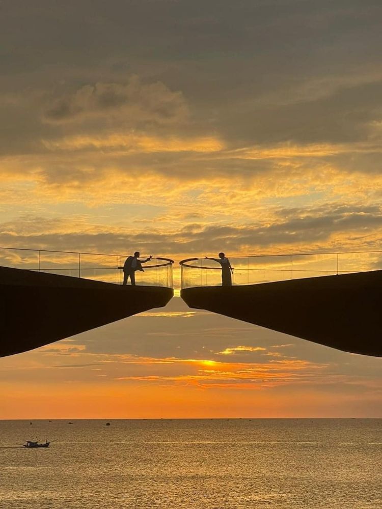 Mặt trời lặn trên cầu Hôn Phú Quốc