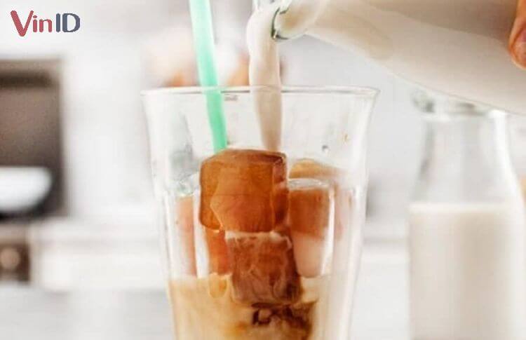 Đổ hỗn hợp nước cốt dừa, sữa đặc và đá vào cà phê đã pha