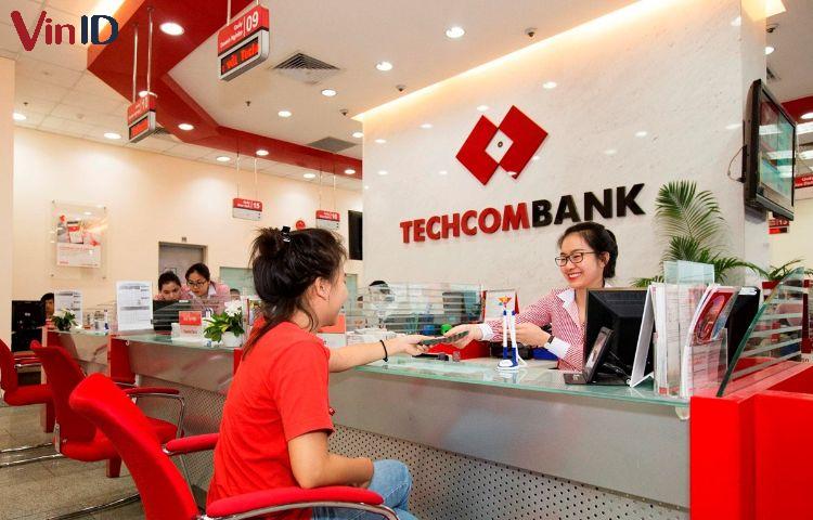 Khách hàng có thể thực hiện giao dịch rút tiền tại ngân hàng khi bị nuốt thẻ ATM