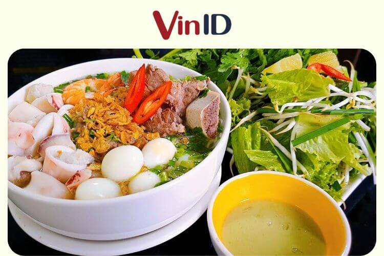 Món hủ tiếu mực kết hợp hoàn hảo cùng tôm và trứng cút, ăn là mê