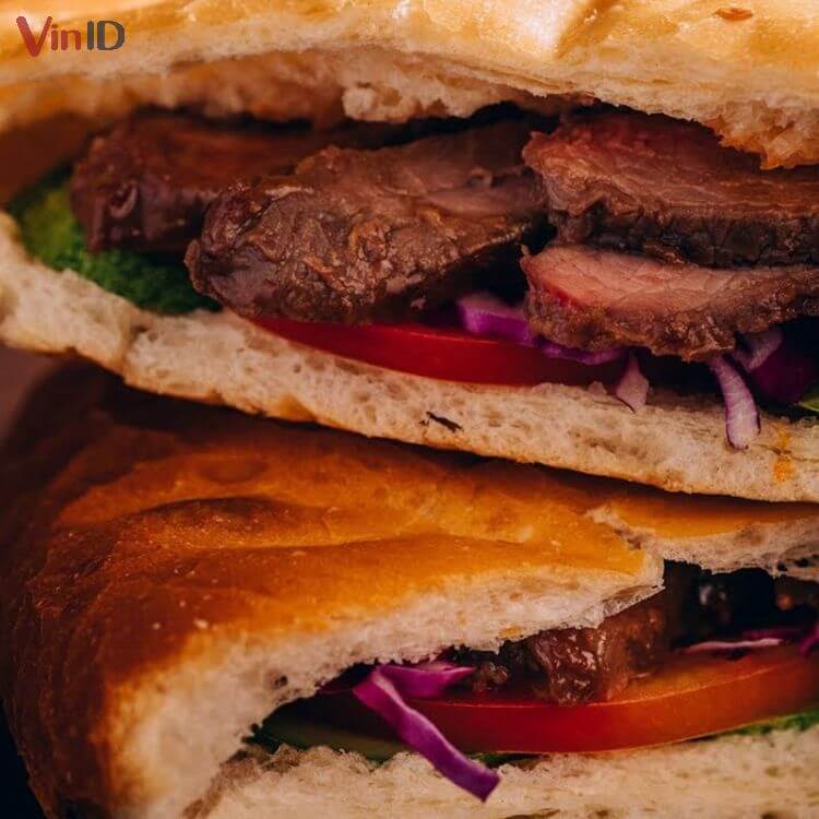 Bánh mì Thổ Nhĩ Kỳ nhân thịt bò kết hợp cùng rau củ và vị cay của Tabasco 