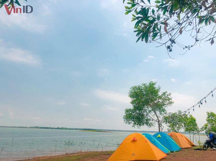 Cắm trại là hoạt động giải trí đầu tiên có ở hồ Trị An 
