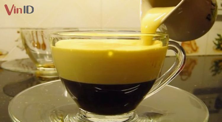 Rót hỗn hợp kem trứng vào ly cà phê