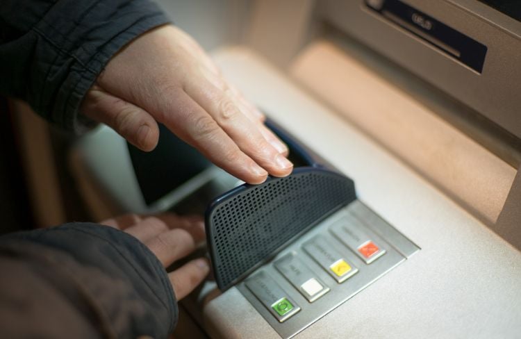 Nên dùng tay che lại khi đang nhập mã PIN tại cây ATM.