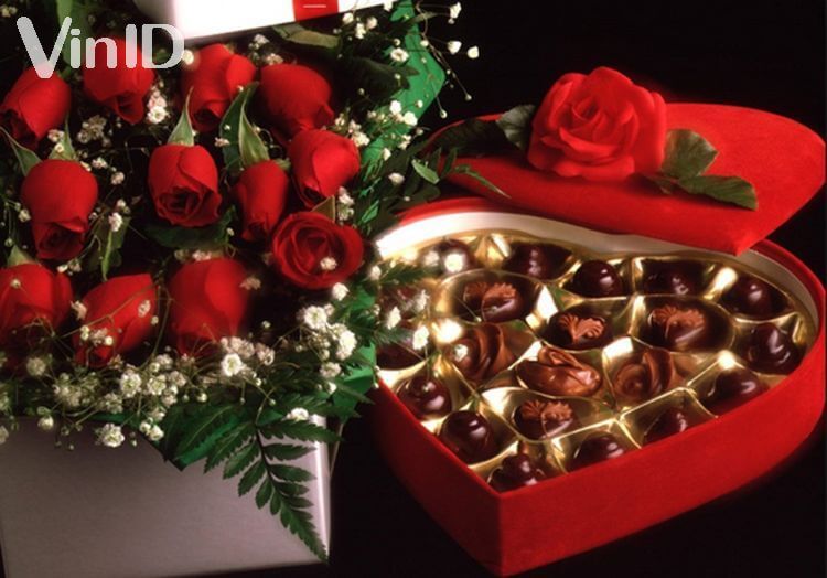 Hoa hồng và chocolate là biểu tượng của tình yêu