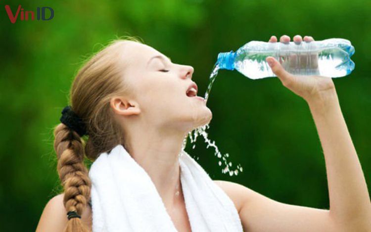 Bạn nên nghỉ ngơi một chút trước khi uống nước sau vận động
