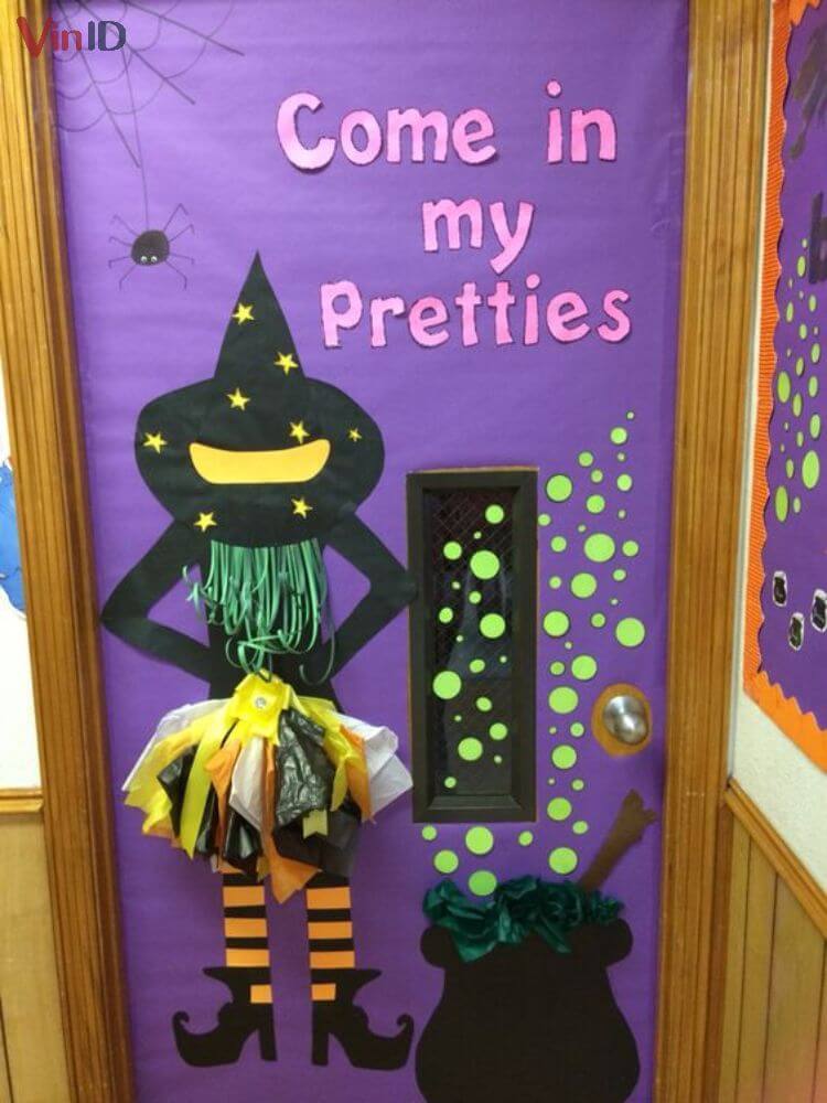 Cửa lớp học được trang trí nhiều màu sắc trong ngày Halloween