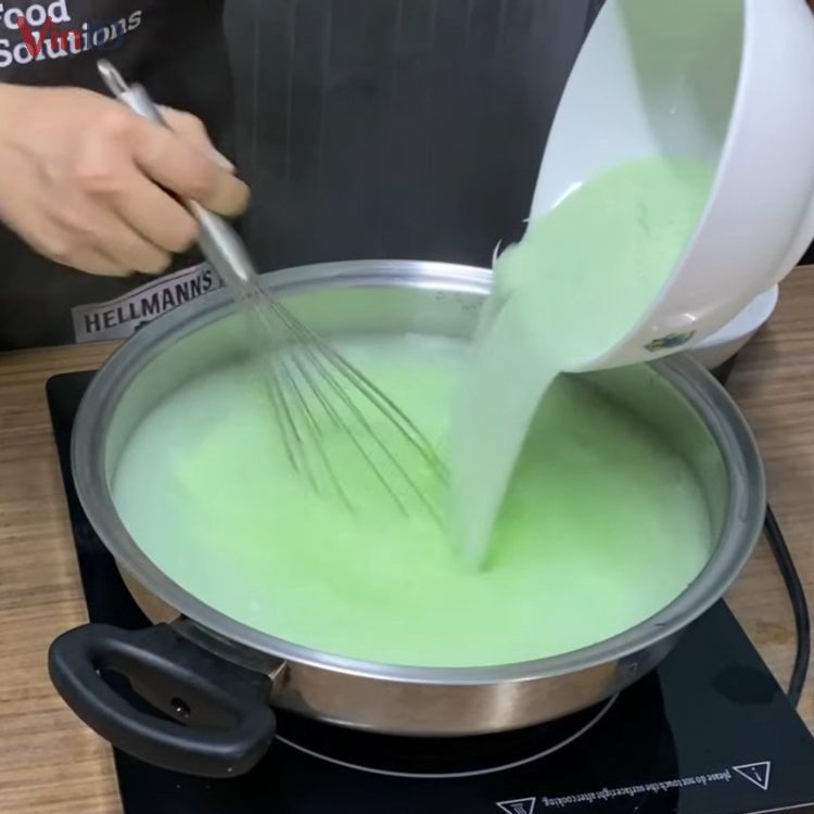 Cho hỗn hợp bột pudding và đường vào nồi nước