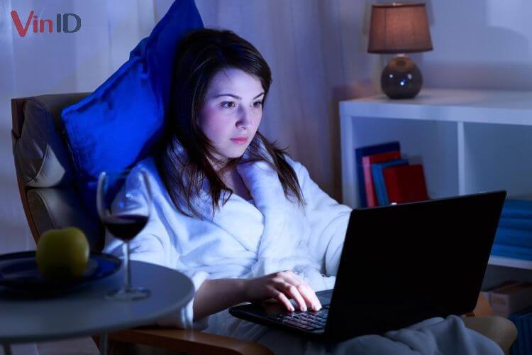 Thức khuya, căng thẳng có thể gây mụn đầu đen