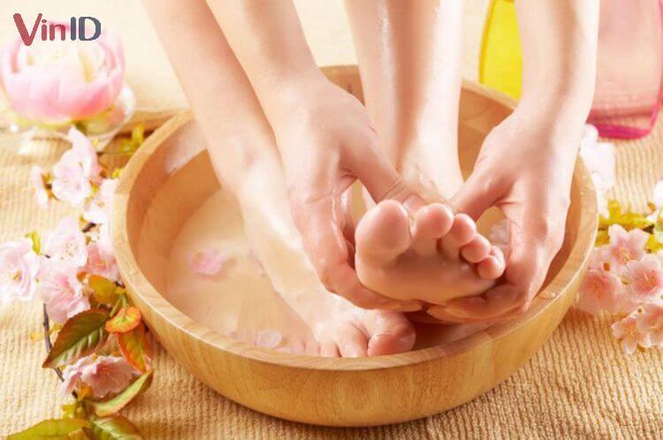 Dùng muối hồng ngâm chân giúp thư giãn tinh thần, tăng cường sức khỏe