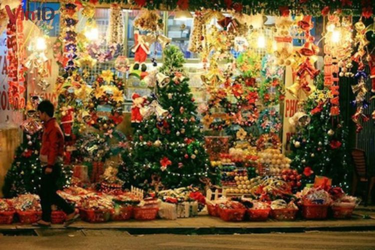 Khu phố người Hoa ngập tràn đồ Giáng sinh