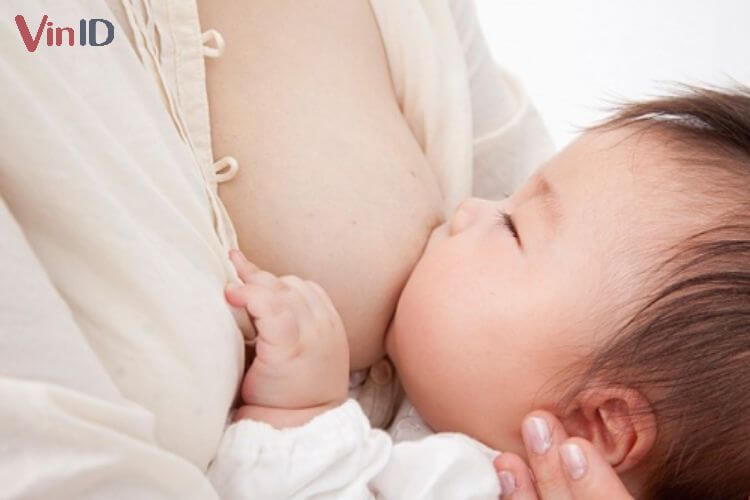 Nên cho trẻ bú mẹ ít nhất trong 6 tháng đầu đời và kéo dài càng lâu càng tốt