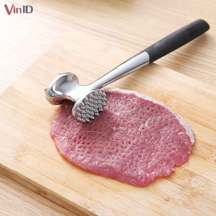 Đập nhẹ vào miếng thịt bò để thịt mềm và dễ thấm hơn
