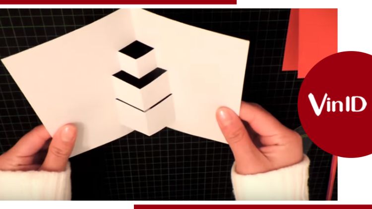 Mở mặt trong của bìa giấy trắng tạo thành hình hộp quà