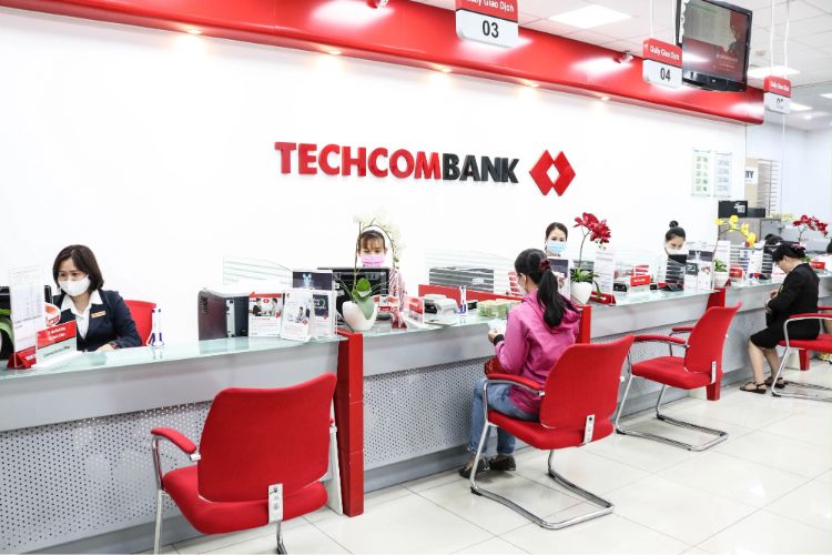 Người dùng có thể gia hạn thẻ Techcombank tại trực tiếp điểm giao dịch ngân hàng