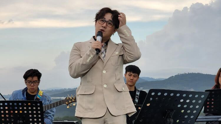 Trung Quân Idol là nam ca sĩ thường xuyên biểu diễn tại Mây lang thang