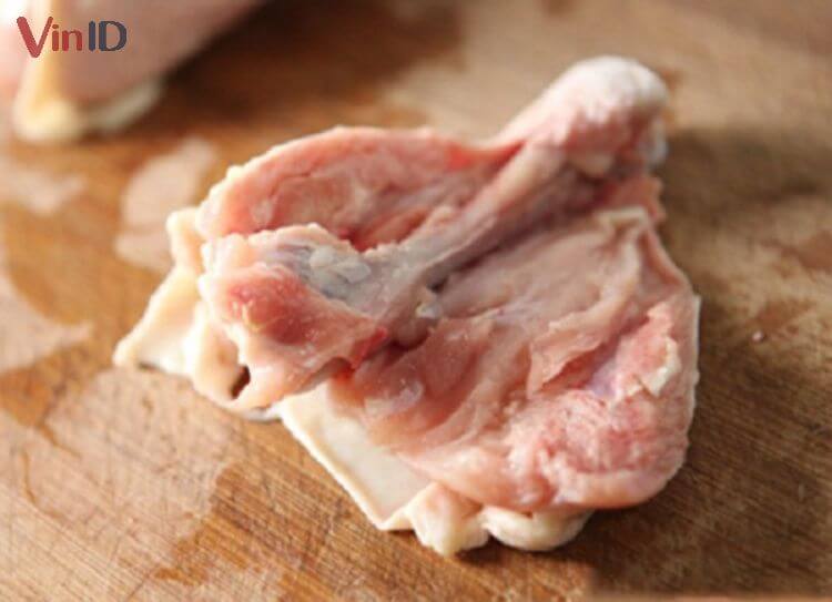 Thịt đùi bạn bỏ xương, cắt thành các miếng nhỏ để sốt thấm đều gà