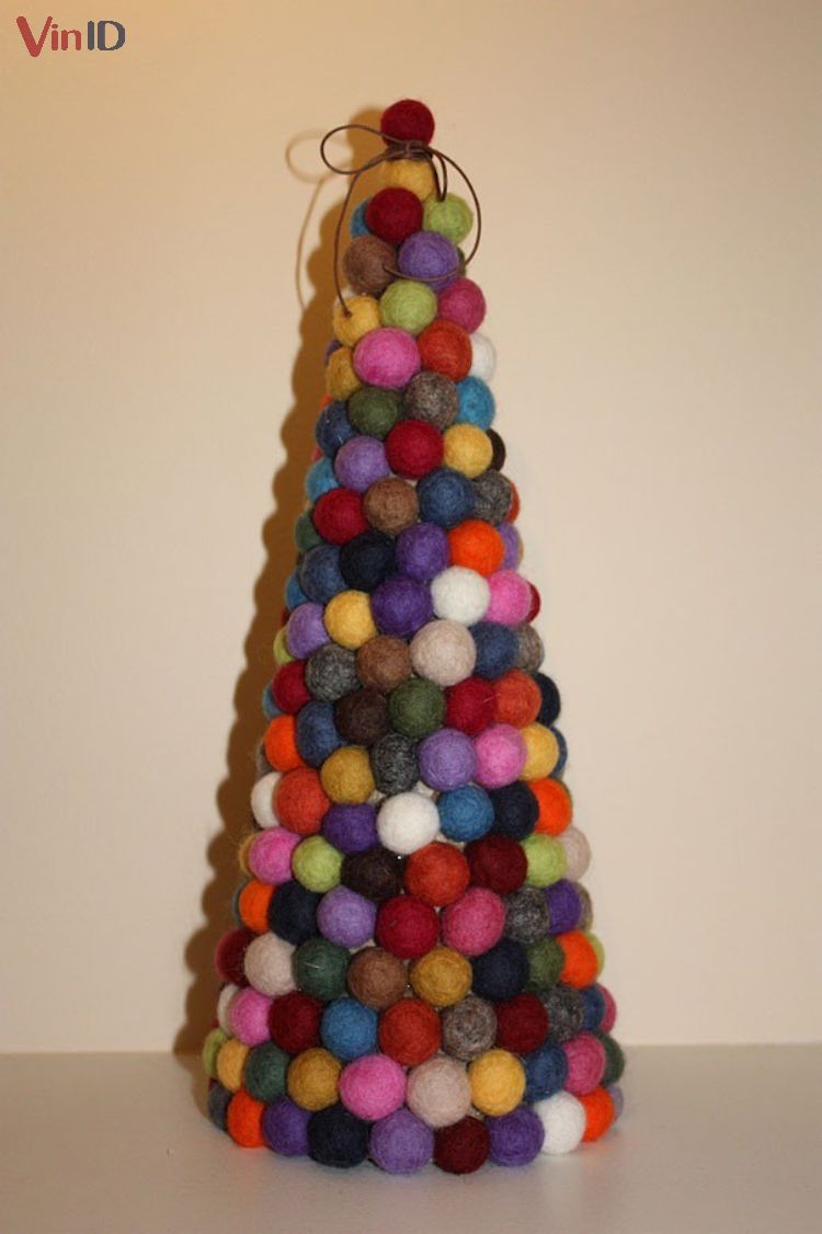 Cây thông Noel trang trí bằng cuộn len