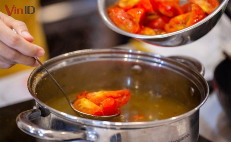 Nấu nước dùng với cà chua