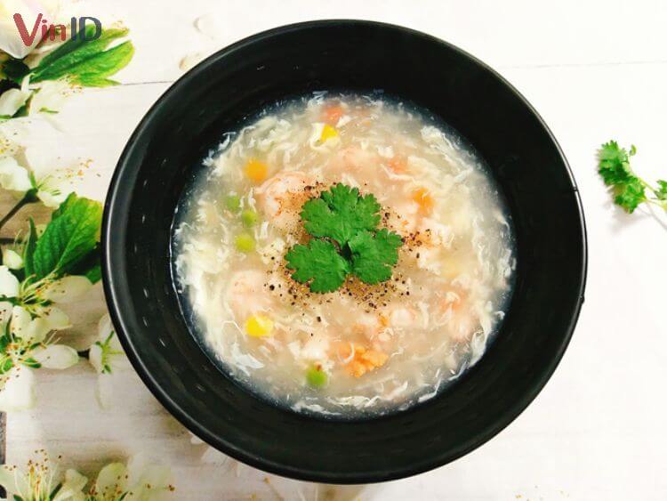Несмотря на простоту, яичный суп с креветками по-прежнему очень привлекателен и вкусен.